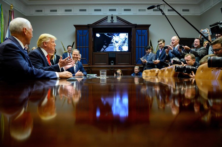 Trump blundert tijdens gesprek met vrouwelijke astronauten, en die laten dat niet zomaar passeren