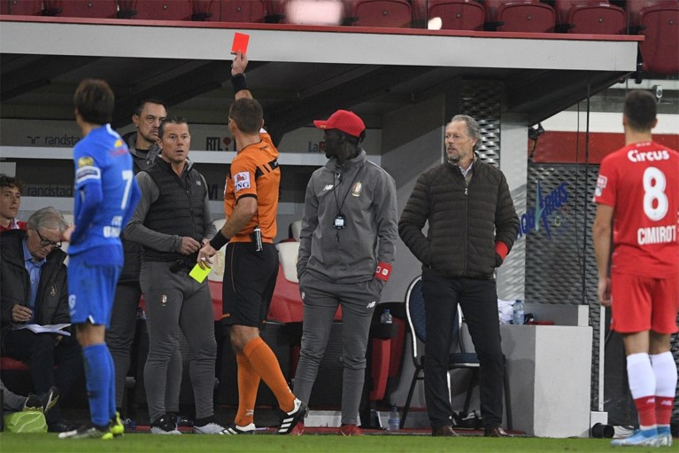 Sclessin in rep en roer na overtreding Sebastien Dewaest: geel voor Genk-verdediger, rood voor Eric Deflandre