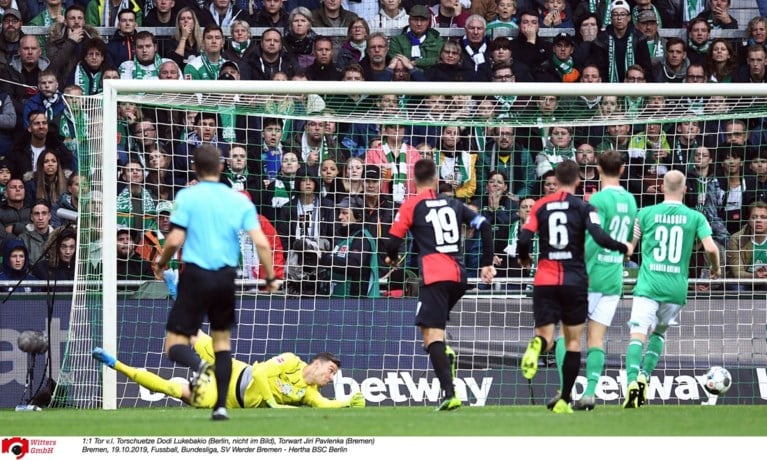 Invaller Dodi Lukebakio bezorgt zijn ploeg een punt met heerlijke sologoal, Bayern München wordt genekt door ex-speler van Lokeren