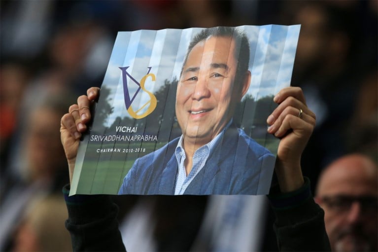 Leicester City herdenkt verongelukte eigenaar met pakkende minuut stilte