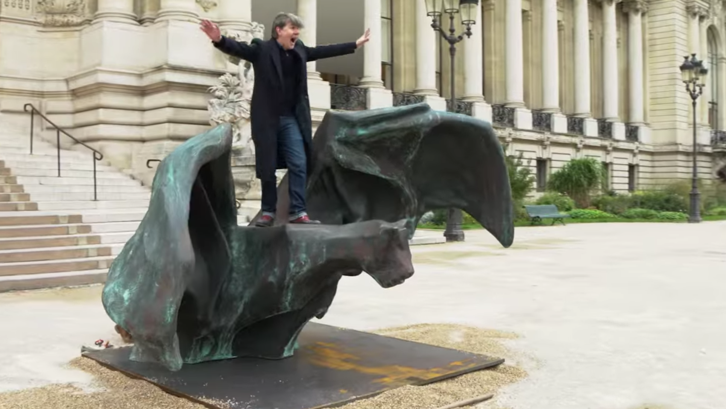 Johan Creten: "Vleermuis vliegt over Parijs"
