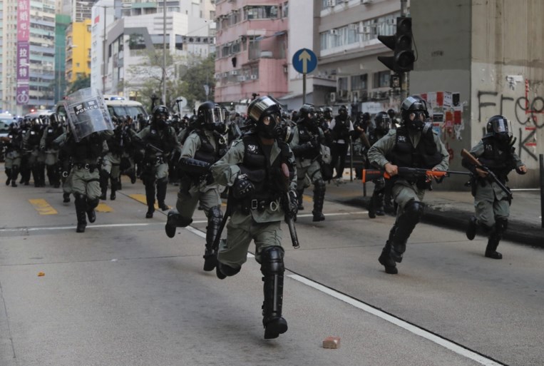 Politie verbiedt nieuwe betoging in Hongkong, maar duizenden inwoners komen toch op straat: veel vernielingen en onrust