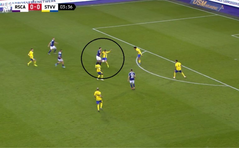 Wel een fout op Nacer Chadli, geen overtreding op Alexis Saelemaekers: lag de vrije trap van Anderlecht wel goed?