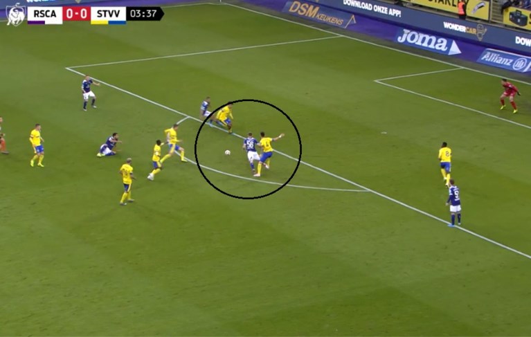 Wel een fout op Nacer Chadli, geen overtreding op Alexis Saelemaekers: lag de vrije trap van Anderlecht wel goed?