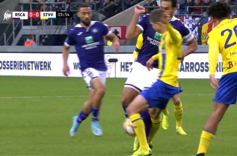 Wel een fout op Nacer Chadli, geen overtreding op Alexis Saelemaekers: lag de vrije trap van Anderlecht wel goed?
