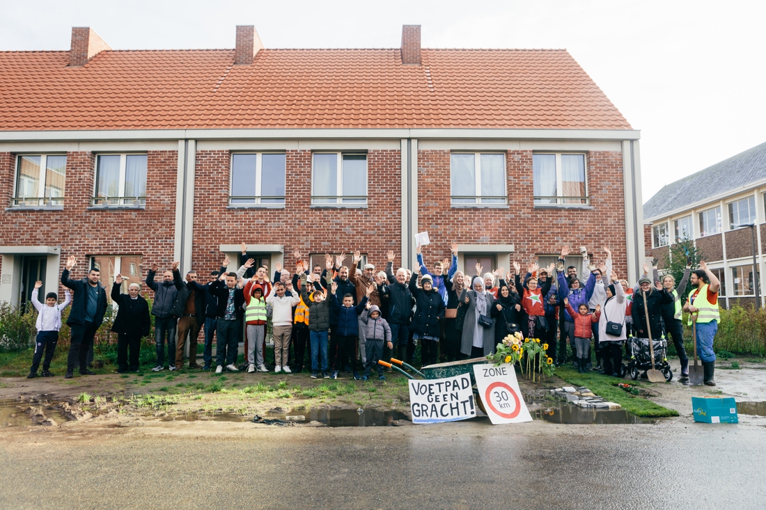 In deze straten is er al twee jaar geen trottoir of straatverlichting: “We leven hier precies in de middeleeuwen”