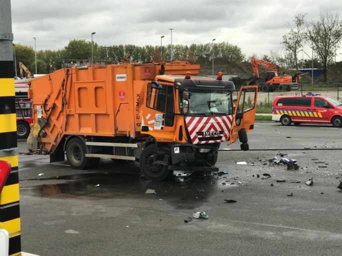 Drie agenten zwaargewond bij ongeval tussen politiewagen en vuilniswagen in Antwerpen