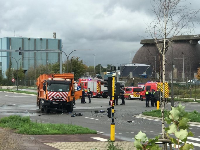 Drie agenten zwaargewond bij ongeval tussen politiewagen en vuilniswagen in Antwerpen