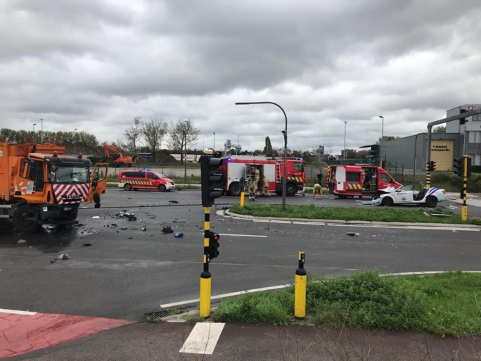 Drie agenten zwaargewond bij ongeval tussen politiewagen en vuilniswagen in Antwerpen