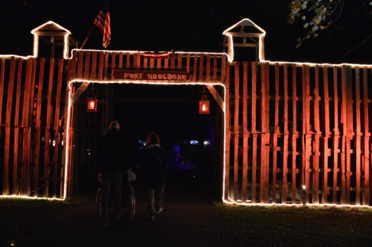 Duizendtal stappers op voorlopig laatste lichtjeswandeling Hooidonk by Light