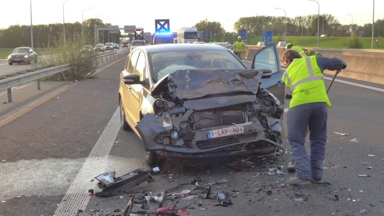 Twee gewonden bij kettingbotsing op A19 in Moorsele