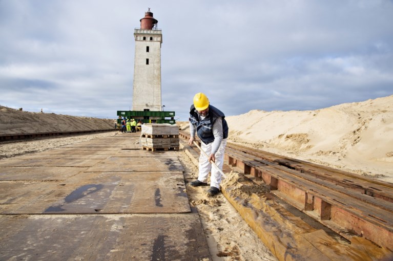 Denen verhuizen iconische vuurtoren van 722 ton 70 meter landinwaarts