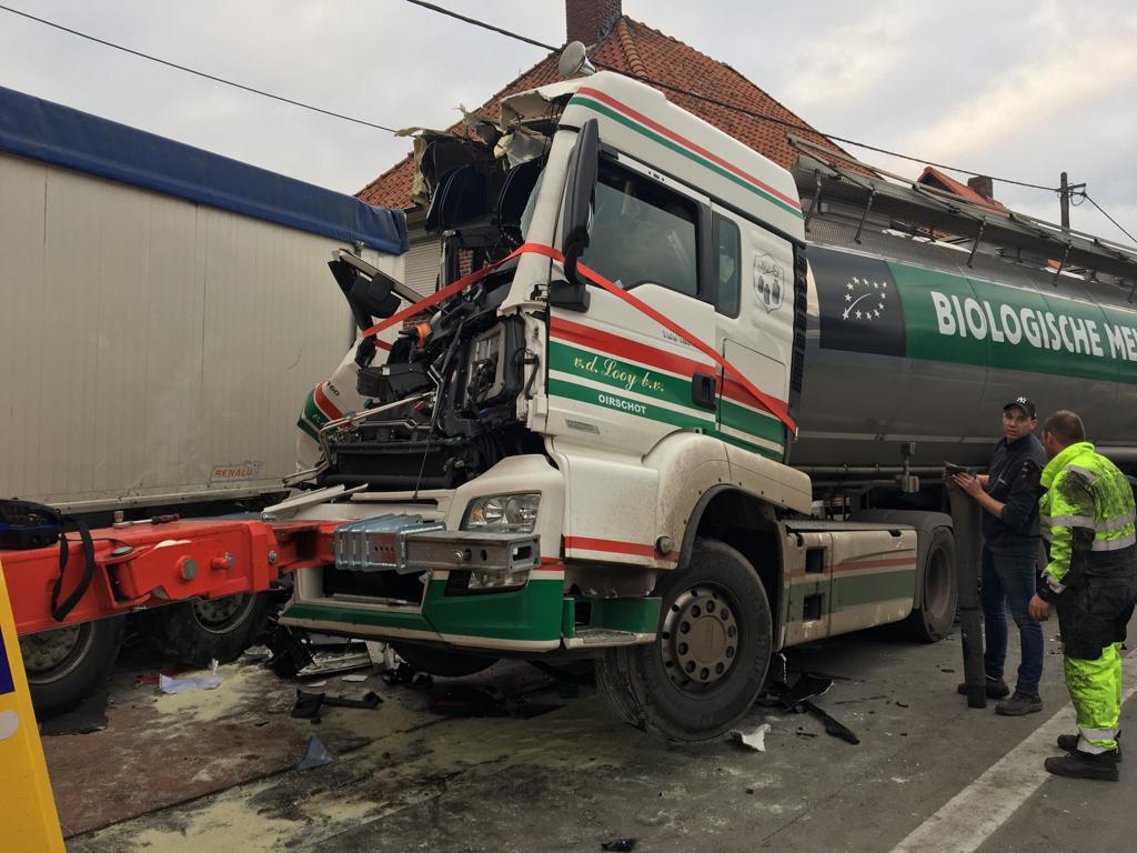 Spectaculair ongeval met twee vrachtwagens
