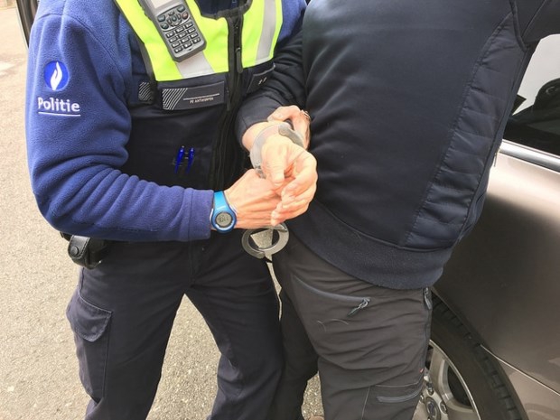 Drugsdealers rijden rond op gestolen bromfiets in Wilrijk