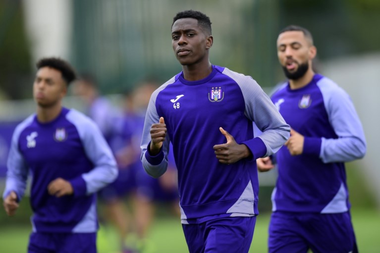 Anderlecht heeft vragen bij “makelaar” Mpoku: “Hij was daar als broer en niet als voetballer van Standard”