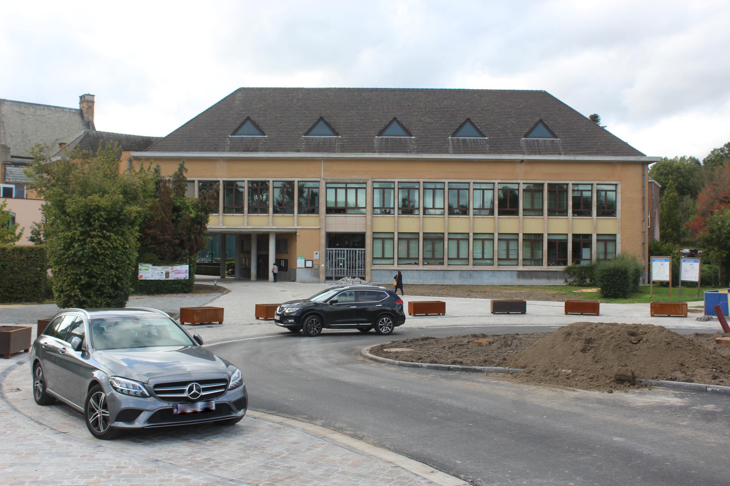 Kiss-and-ride achter gemeentehuis voor meer veiligheid aan schoolpoort