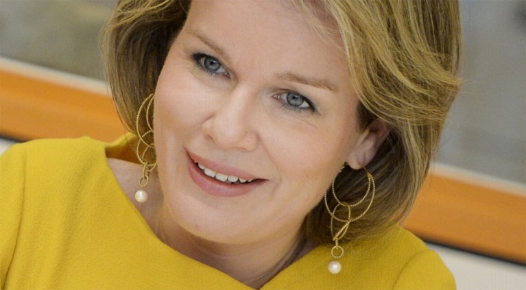 Prinses Elisabeth poseert met oorbellen van mama en trui van Zara
