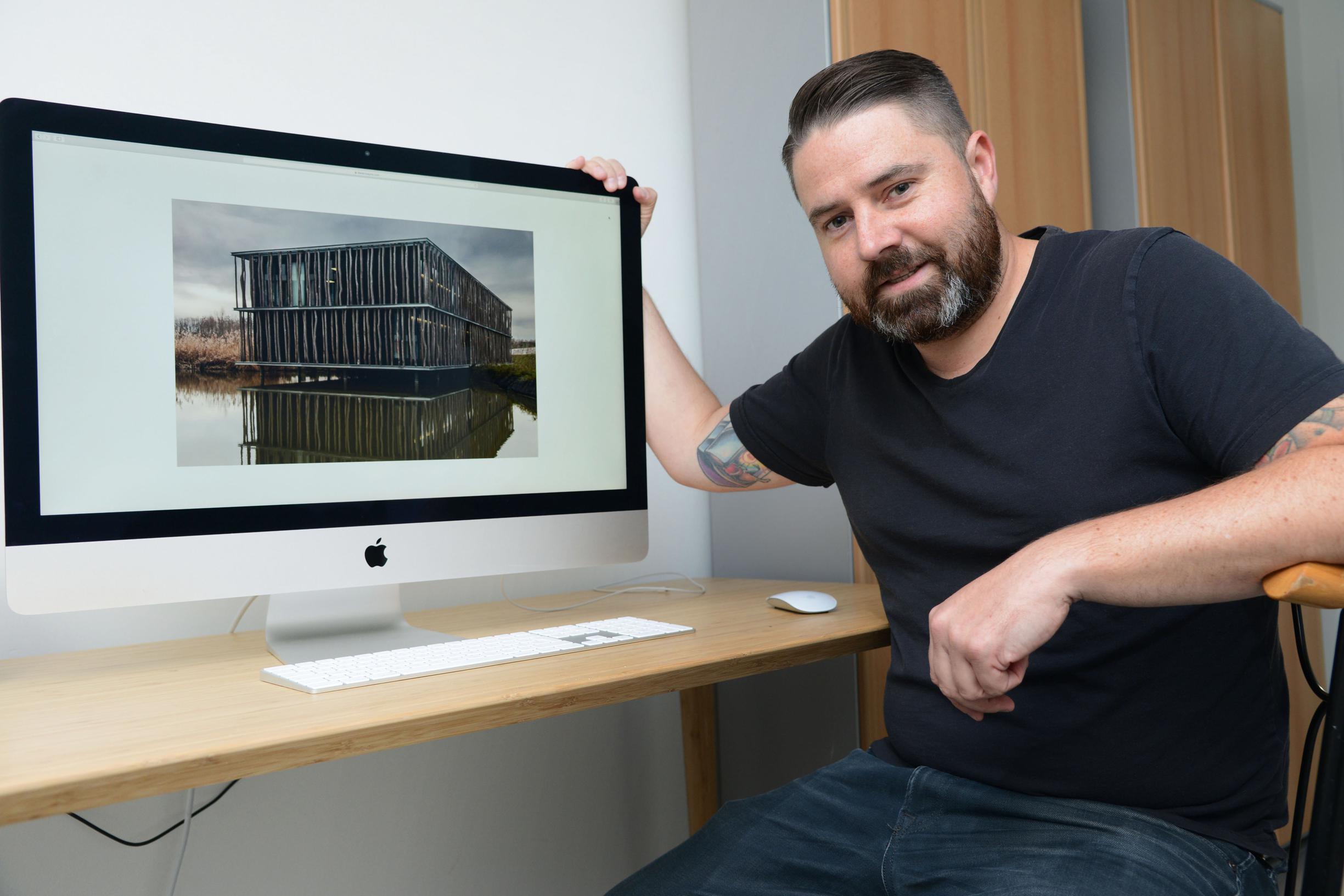 Pas twee jaar geleden camera gekocht en nu al in de prijzen met foto van gebouw
