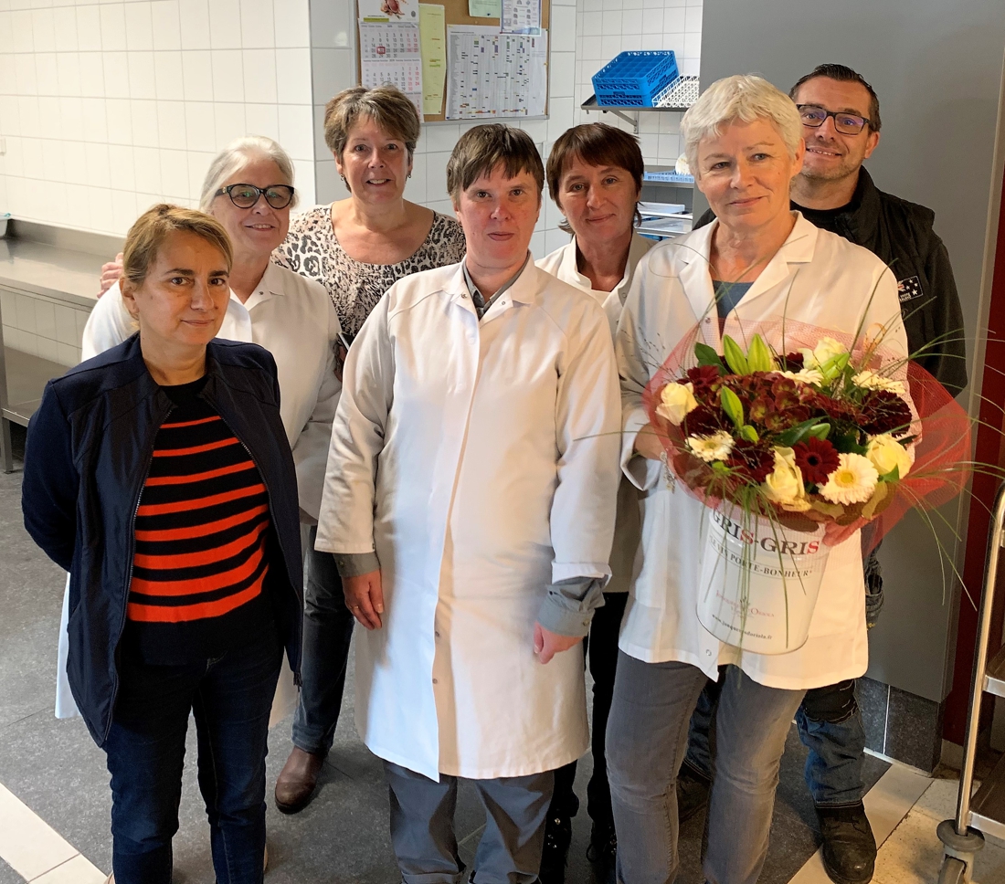 Moeder van BV zwaait af als schoolkok: “Leerlingen keken haar met verliefde ogen aan”