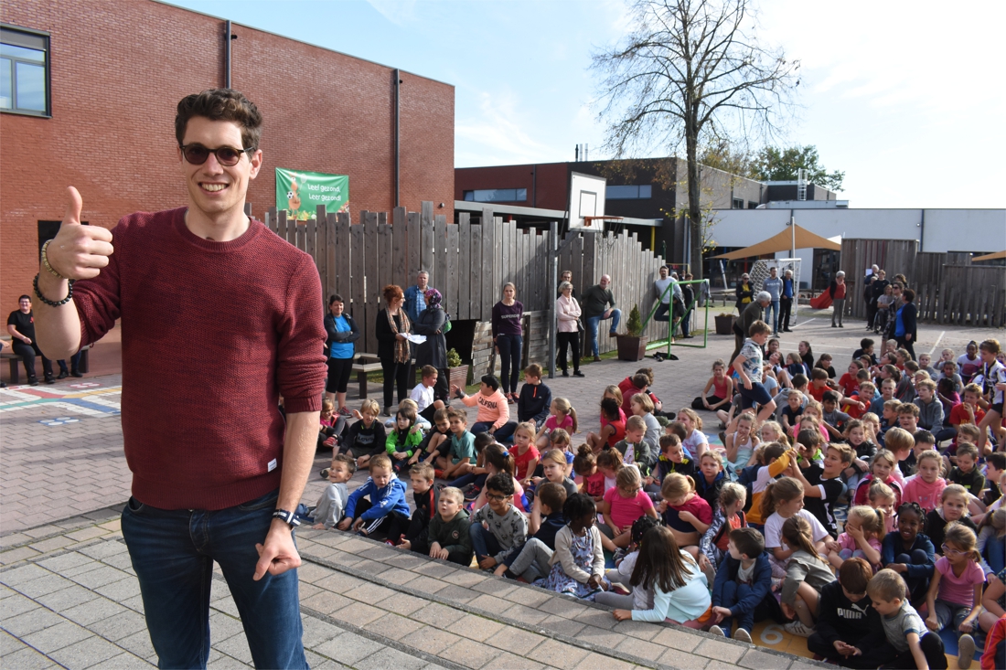 Stig Broeckx keert terug naar oude school om leerlingen aan te moedigen: “Bewegen is belangrijk, zo zit je met een fris hoofd in de klas”