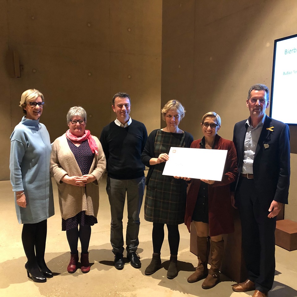Ten Desselaer krijgt cheque van Crematorium Hofheide