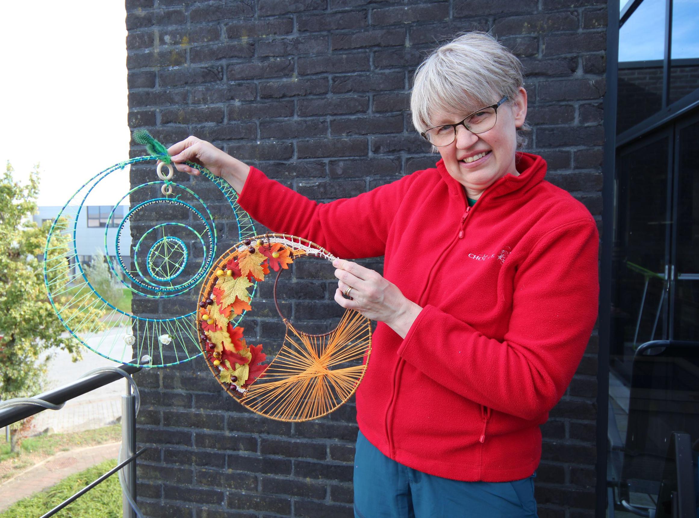 Parkinsonpatiënte maakt zelf dromenvangers voor het goede doel