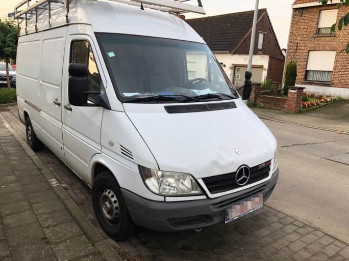 Meisje (11) gegrepen door bestelwagen onderweg naar school