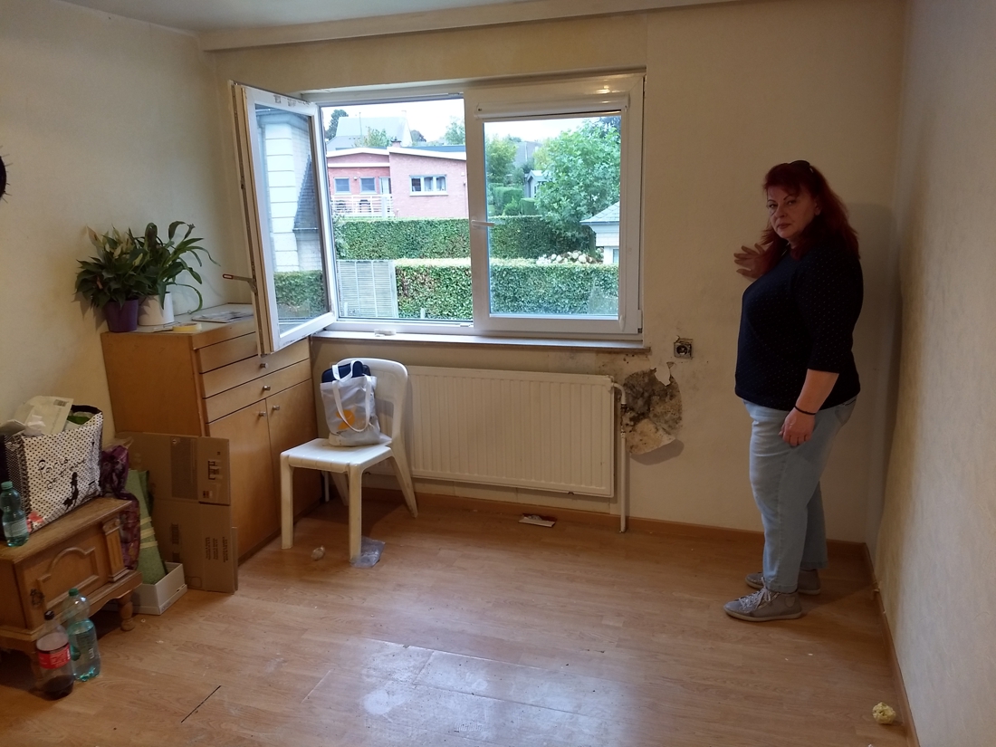 Galina (54) en haar zieke moeder (75) betaalden twee jaar lang 560 euro per maand voor een beschimmelde kamer zonder slot, elektriciteit, verwarming of internet