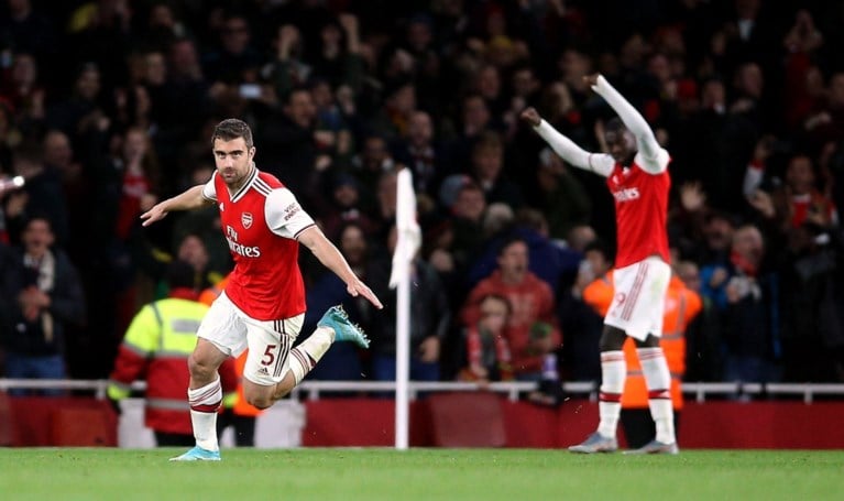 Liverpool blijft als enige ongeslagen na nipte zege tegen Tottenham, Manchester United wint ondanks twee gemiste penalty’s