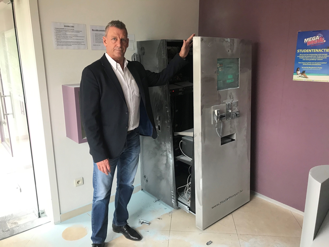 Gefrustreerde dief spuit brandblusapparaat leeg in zonnecenter: “Hij was waarschijnlijk ontgoocheld omdat hij ‘maar’ 1.800 euro heeft kunnen vinden”