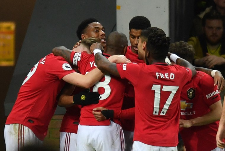 Liverpool blijft als enige ongeslagen na nipte zege tegen Tottenham, Manchester United wint ondanks twee gemiste penalty’s