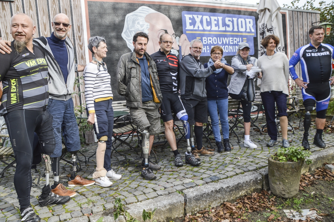 Prothesegebruikers fietsen vijftig kilometer van Emblem naar Bartel Van Riet