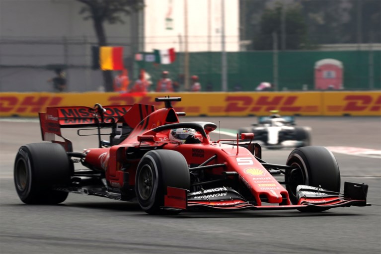 Lewis Hamilton boekt tiende zege van het seizoen in Mexico, maar moet nog heel even wachten op zijn zesde wereldtitel