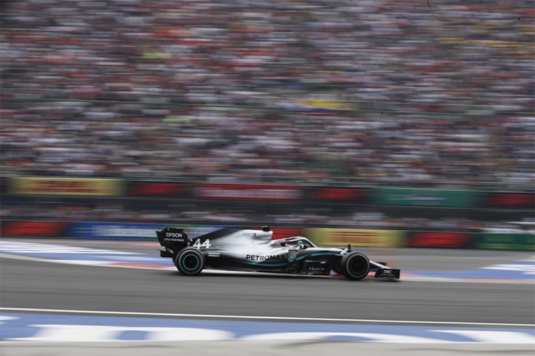 Lewis Hamilton boekt tiende zege van het seizoen in Mexico, maar moet nog heel even wachten op zijn zesde wereldtitel