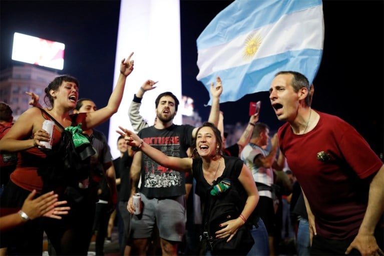 Oppositiekandidaat heeft aan één verkiezingsronde genoeg om Argentijnse president Macri te verslaan