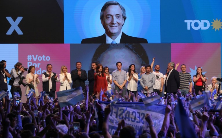 Oppositiekandidaat heeft aan één verkiezingsronde genoeg om Argentijnse president Macri te verslaan