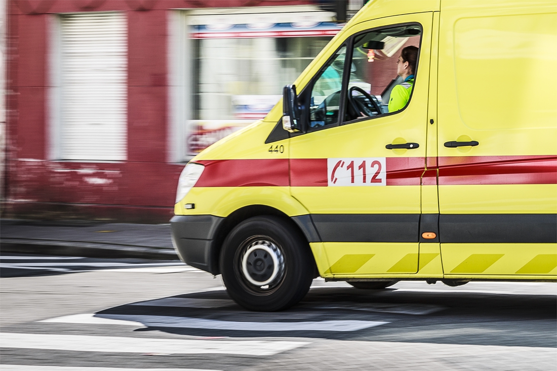 Man wordt onwel in autokeuring en overlijdt