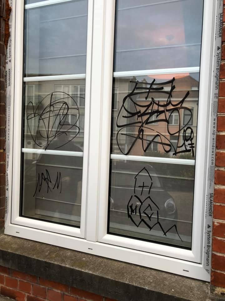 Vandalen bekladden vensters, garages en brievenbussen