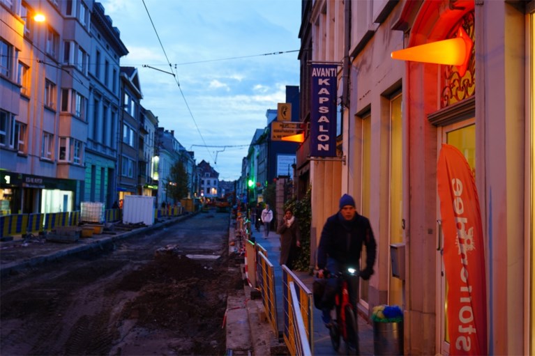 Handelaars versieren opgebroken straat: “Wij zijn ondernemers, we moeten positief zijn”