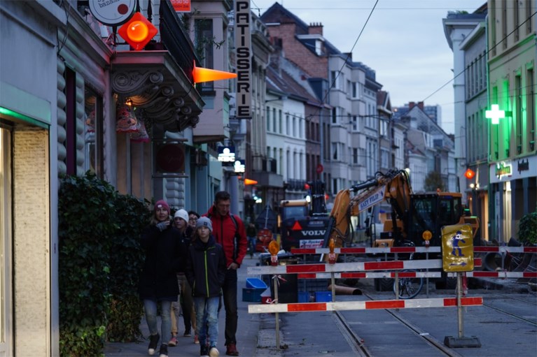 Handelaars versieren opgebroken straat: “Wij zijn ondernemers, we moeten positief zijn”