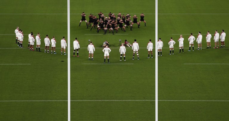 Engeland krijgt ondanks complimenten toch boete voor “briljante” reactie op ‘haka’ van Nieuw-Zeeland tijdens WK rugby
