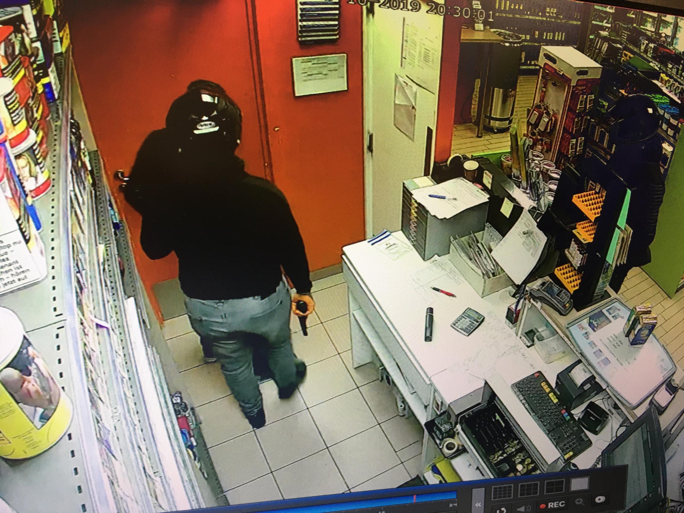 Overvallers wachten geduldig tot laatste klant weg is en slaan dan toe in tankstation