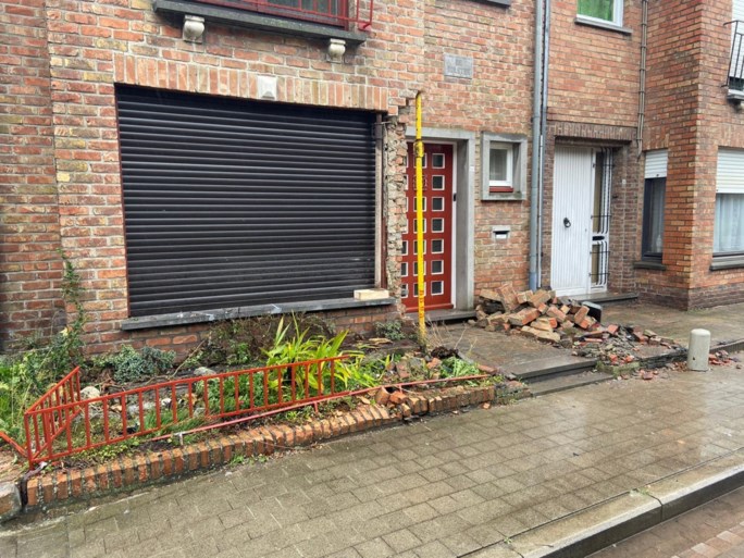 Bestuurder onder invloed richt ravage aan in voortuintjes, schade is enorm: “Hij bleef gewoon achter zijn stuur zitten”