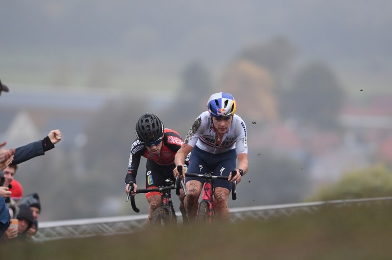 Eli Iserbyt verslaat Tom Pidcock ondanks materiaalpech in heroïsch duel op de Koppenberg