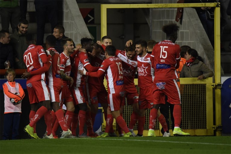 ‘Shame on you’ zingen de Antwerp-fans na vierde nederlaag, Bölöni blijft onder druk staan