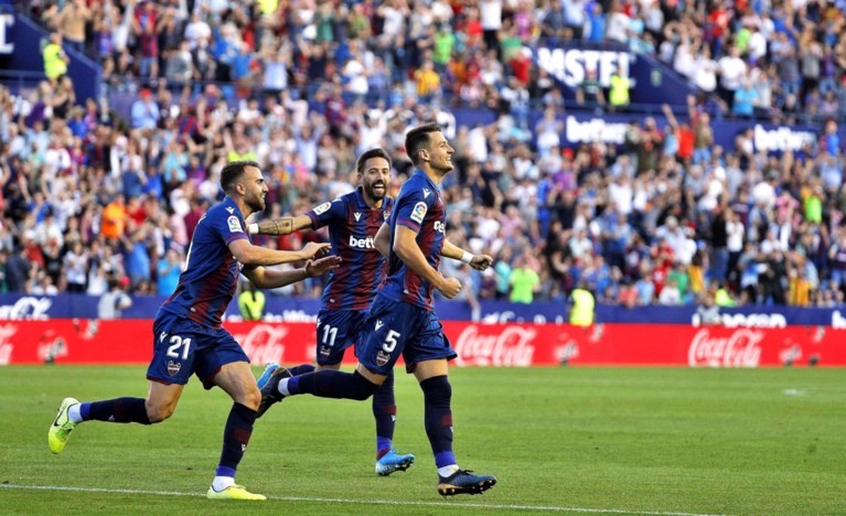 Barcelona in dolle tien minuten de boot in bij middenmoter Levante, ondanks treffer Messi