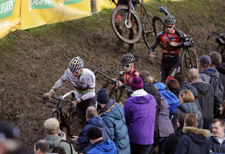 Eerste cross, maar meteen bingo: Van der Poel soleert naar zege in Ruddervoorde