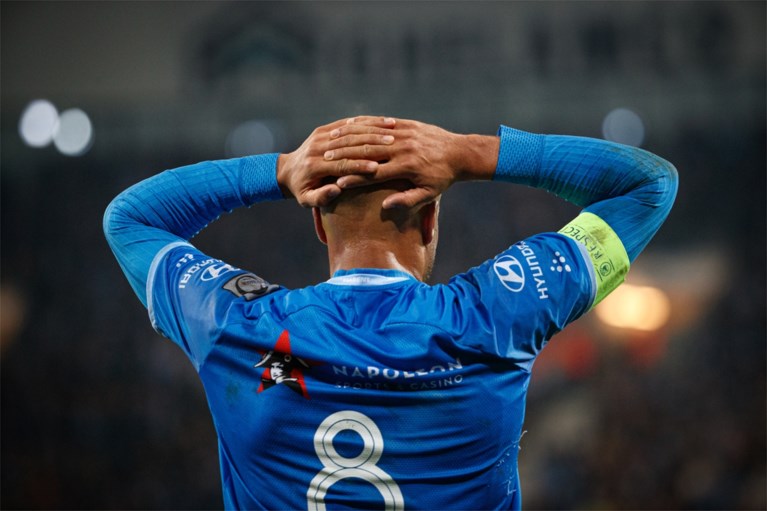 Tienkoppig Gent blijft ongeslagen in eigen huis: ook Standard gaat voor de bijl na spectaculair slot met twee rode kaarten