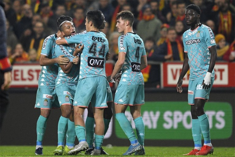 Ontroostbare Charleroi-speler klaagt racistische gedrag Malinwa-supporter aan, krijgt geel en is bijgevolg geschorst