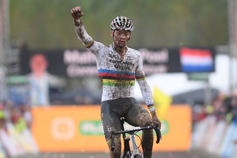 Eerste cross, maar meteen bingo: Van der Poel soleert naar zege in Ruddervoorde
